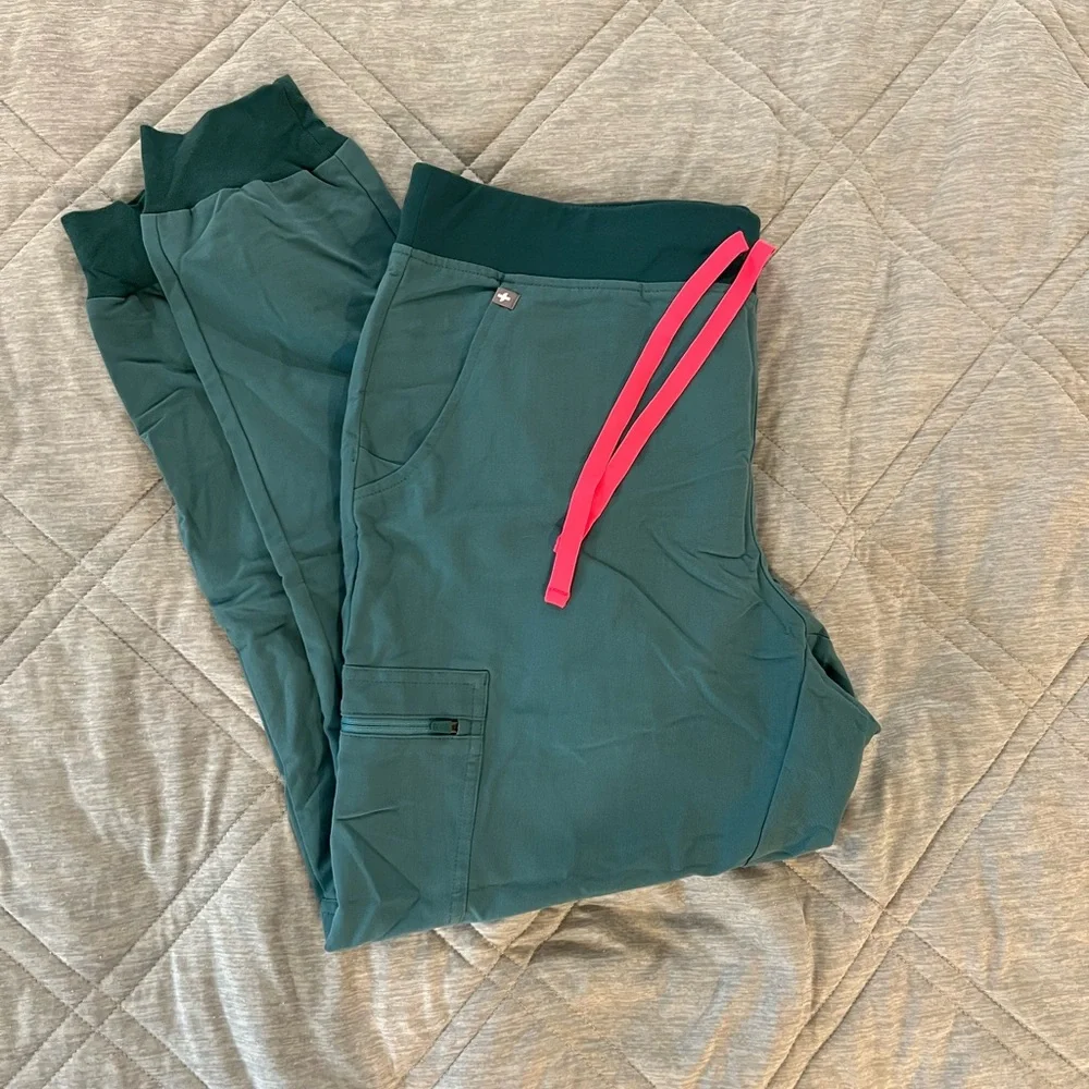 Figs Hydrogreen scrub set with bright pink drawstring - Picture 2 of 3